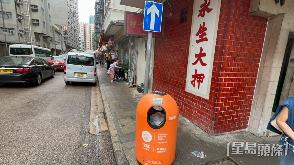 婆婆由观音庙移到附近的押店露宿。 婆婆由观音庙移到附近的押店露宿。