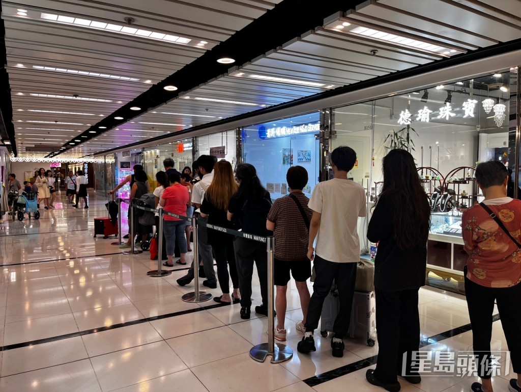 約有逾100人在坑口南豐廣場自提點外排隊等候取件。 約有逾100人在坑口南豐廣場自提點外排隊等候取件。