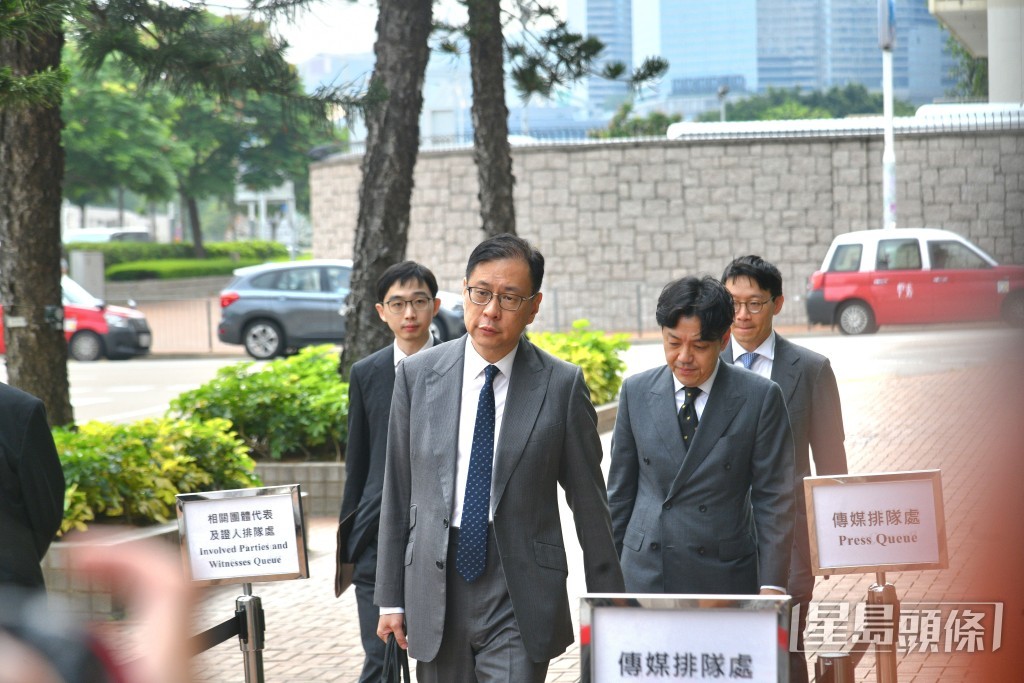 杜淦堃質疑宏福苑既然火警鐘失效、窗戶被封,通知居民的唯一工具可能就是EAS,詢問為何並無啟動。 杜淦堃質疑宏福苑既然火警鐘失效、窗戶被封,通知居民的唯一工具可能就是EAS,詢問為何並無啟動。