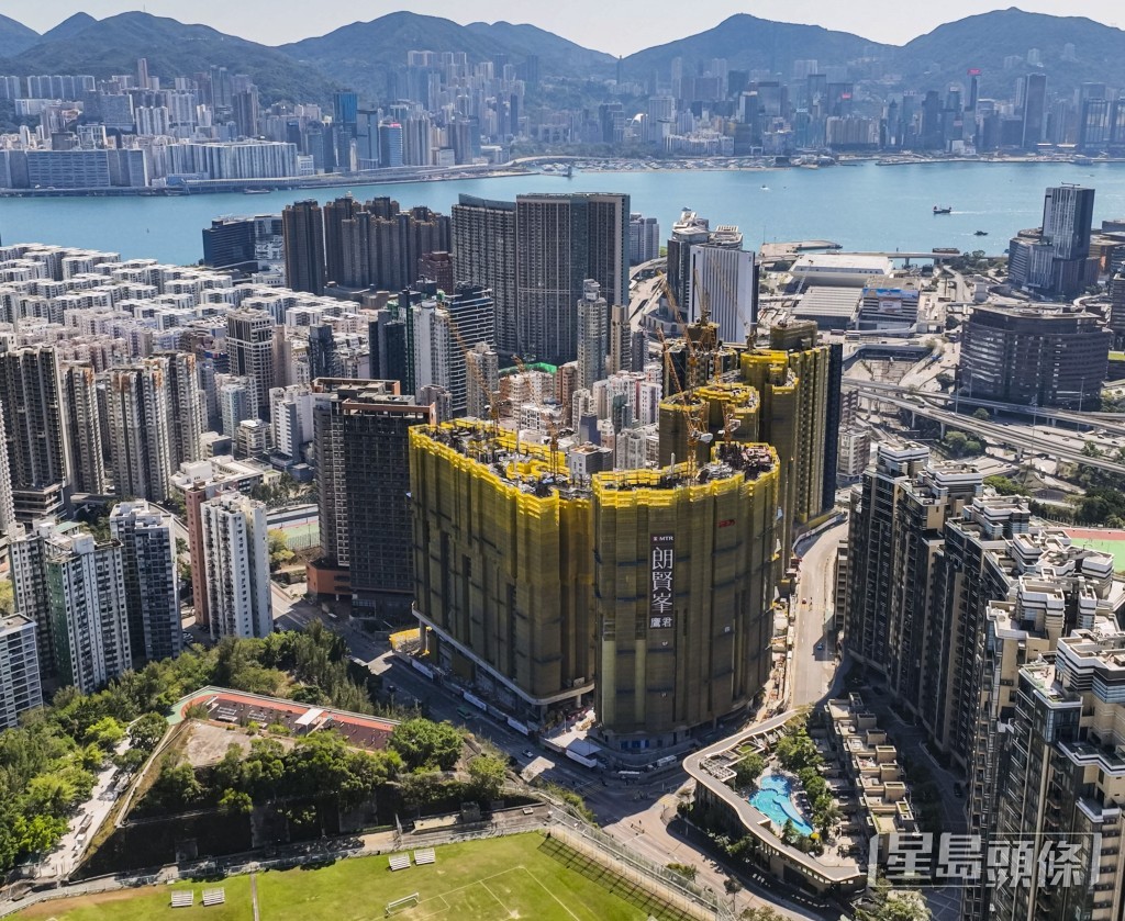朗賢峯IIA期今年4月主力以招標方式推售3房及4房大戶,是次以價單方式推售,首度推出2房單位。 朗賢峯IIA期今年4月主力以招標方式推售3房及4房大戶,是次以價單方式推售,首度推出2房單位。