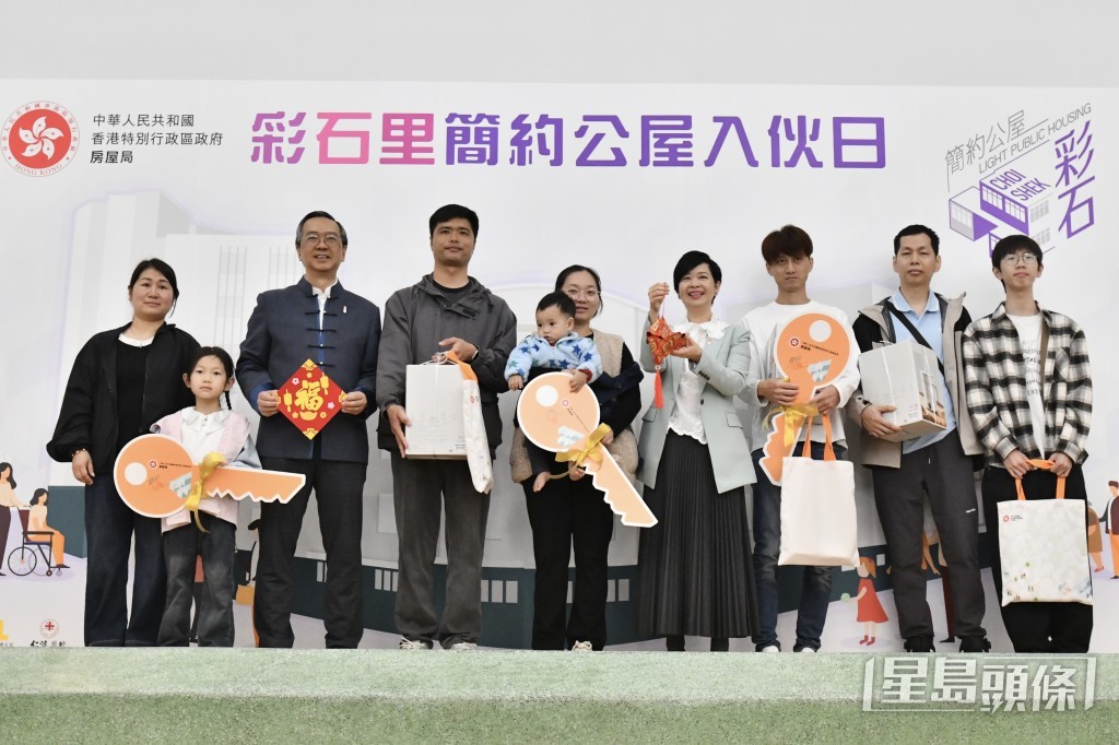 何永贤向三户入住家庭送上电热水壶。