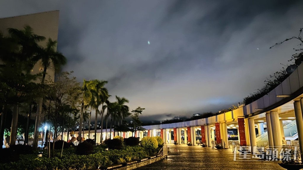 本港地區今日大致多雲，早上有一兩陣雨。蔡楚輝攝