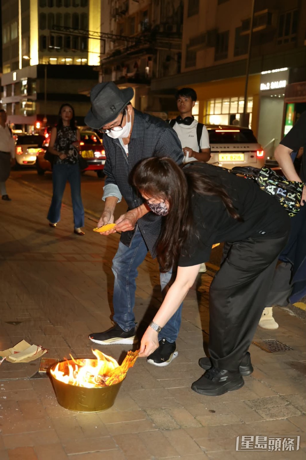 就開始燃點香燭及燒祭品。 就開始燃點香燭及燒祭品。