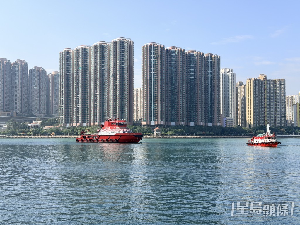 消防船在海面搜索。梁國峰攝