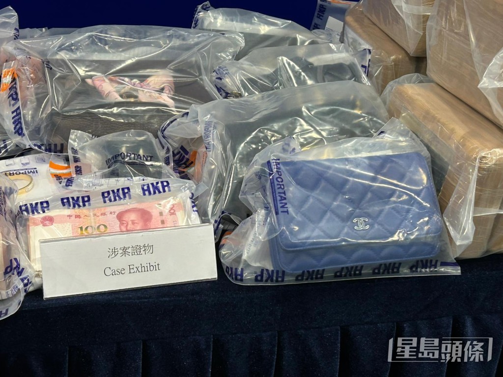 警方在主腦家中檢獲的名貴手袋。