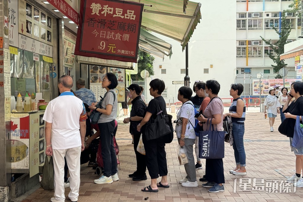 豆腐花店仍不乏「捧場客」。陳俊豪攝 豆腐花店仍不乏「捧場客」。陳俊豪攝