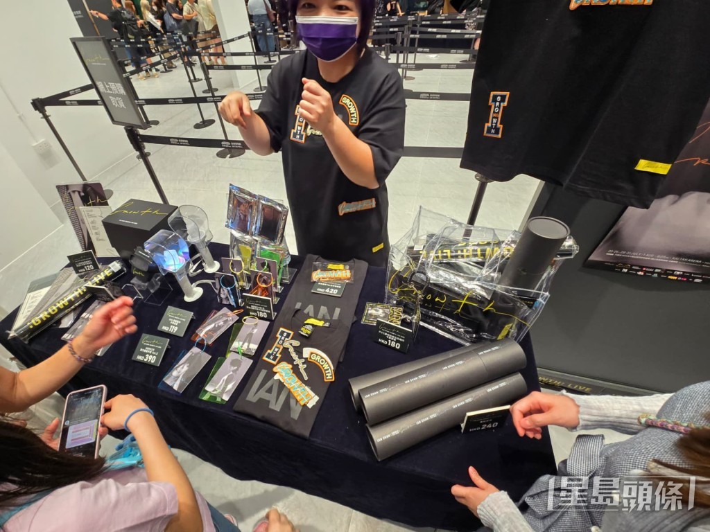 粉絲亦排隊購買演唱會官方周邊產品。 粉絲亦排隊購買演唱會官方周邊產品。