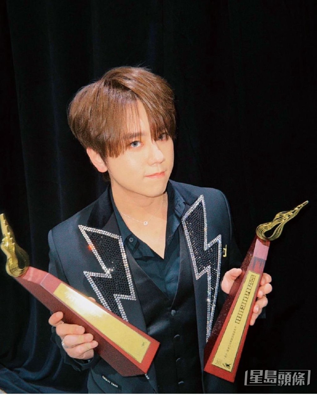 阿姜在樂壇有聲有色。