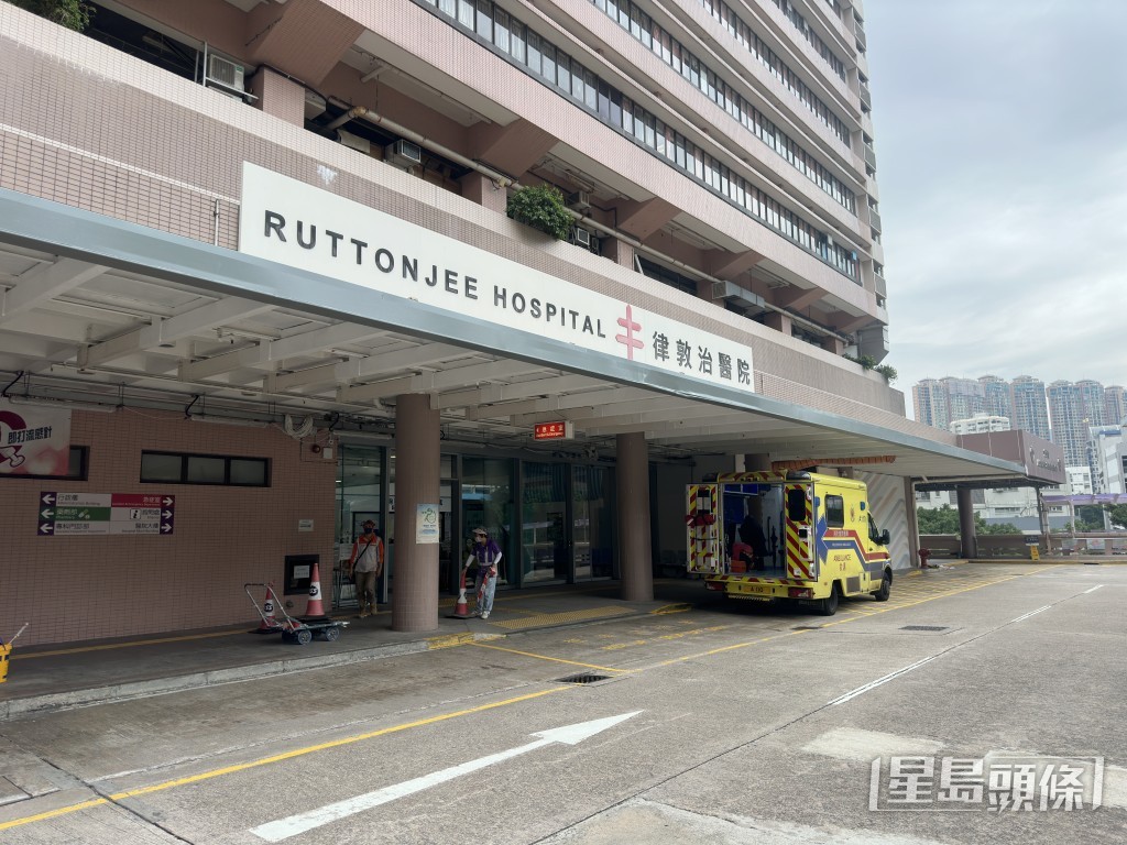 直升機將外籍男送往灣仔直升機坪再轉送律敦治醫院治理。梁國峰攝 直升機將外籍男送往灣仔直升機坪再轉送律敦治醫院治理。梁國峰攝