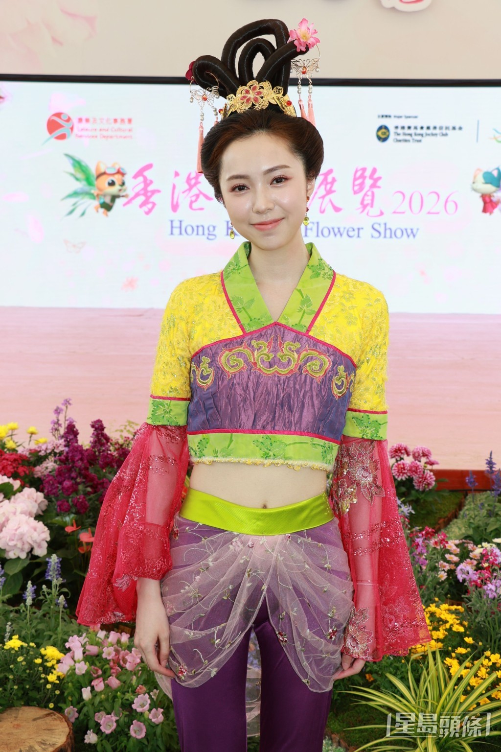 李海銅穿露臍古裝現身。