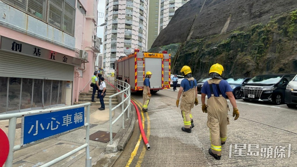 消防到場救熄火警。 消防到場救熄火警。