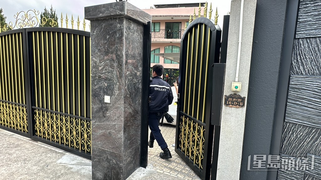 警員在村內搜捕疑人。劉漢權攝 警員在村內搜捕疑人。劉漢權攝