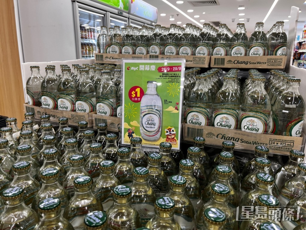 「Big C」推出開幕優惠,由今日起至周五,包括以1元加購泰象梳打水等。李健威攝 「Big C」推出開幕優惠,由今日起至周五,包括以1元加購泰象梳打水等。李健威攝