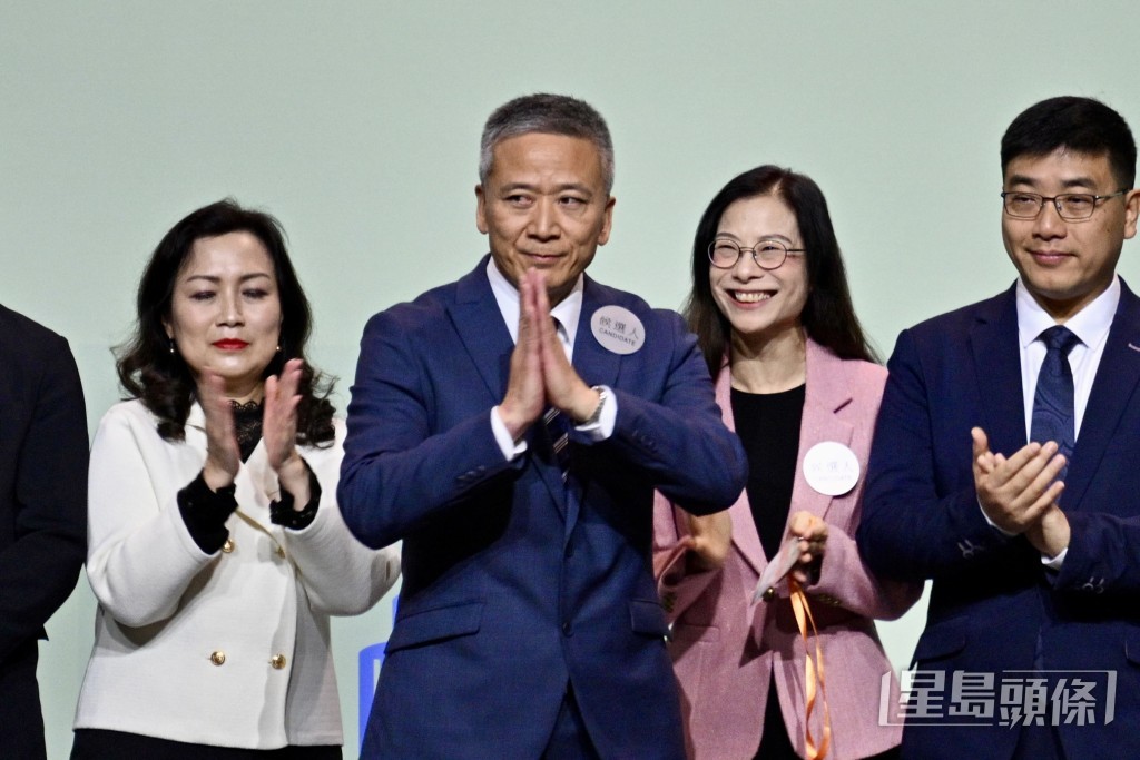 姚柏良(左二)成為票王。 姚柏良(左二)成為票王。