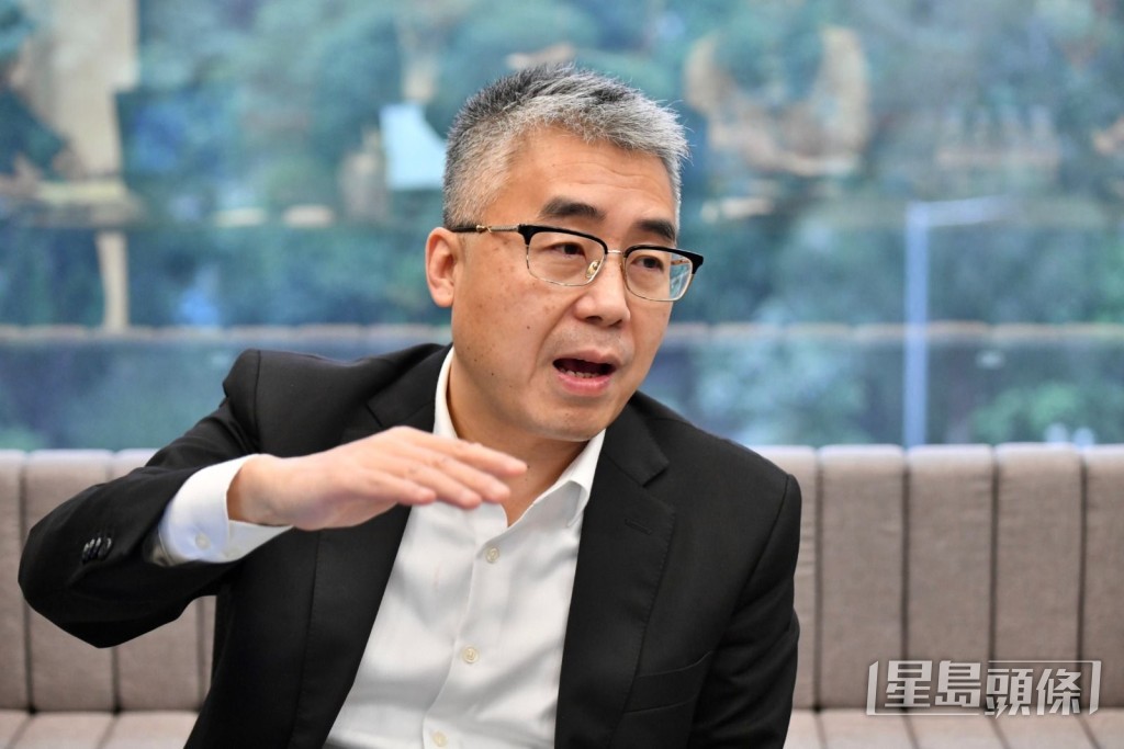 身處外地的香港電視廣播有限公司非執行董事黎瑞剛亦親自接受本報訪問，澄清近日坊間種種關於TVB的傳聞，只以兩個字形容：「無聊」！