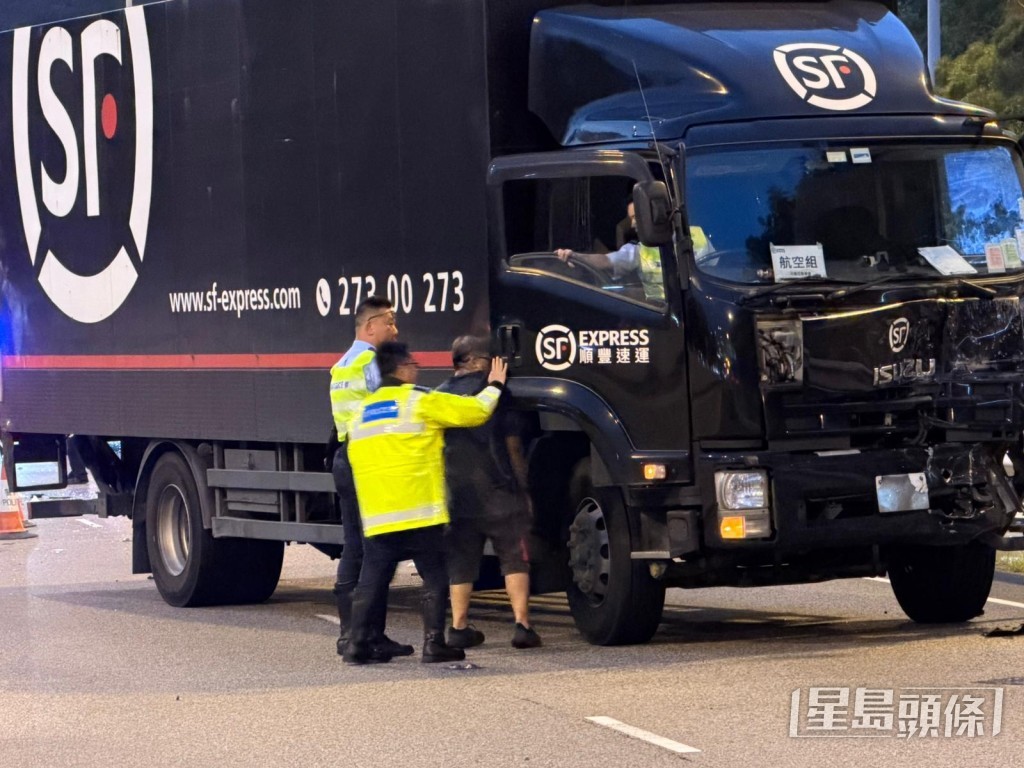 警方向貨車司機了解意外經過。 警方向貨車司機了解意外經過。