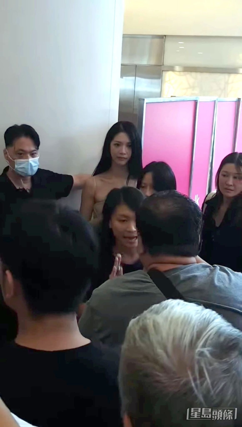 陳曉華日前在宣傳活動上被狂迷要求合照。 陳曉華日前在宣傳活動上被狂迷要求合照。