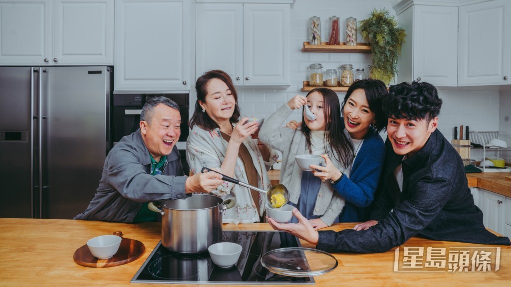 戲中曾志偉,恬妞、周家怡和陳家樂是冒牌家人。 戲中曾志偉,恬妞、周家怡和陳家樂是冒牌家人。