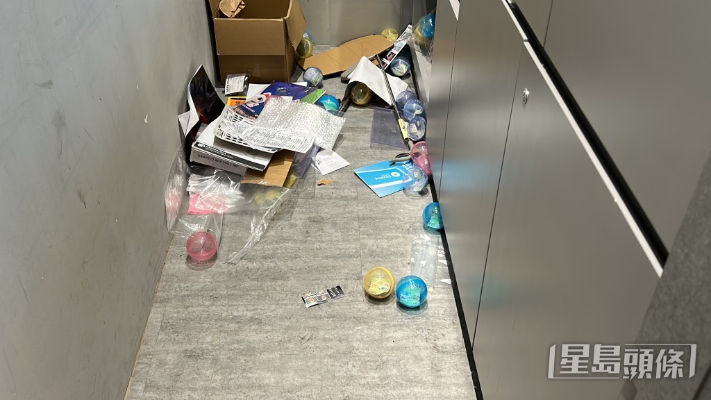 裝公仔膠殼散滿一地。
