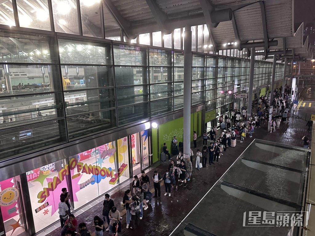 在9號風球下，大批市民滯留在紅磡站。資料圖片