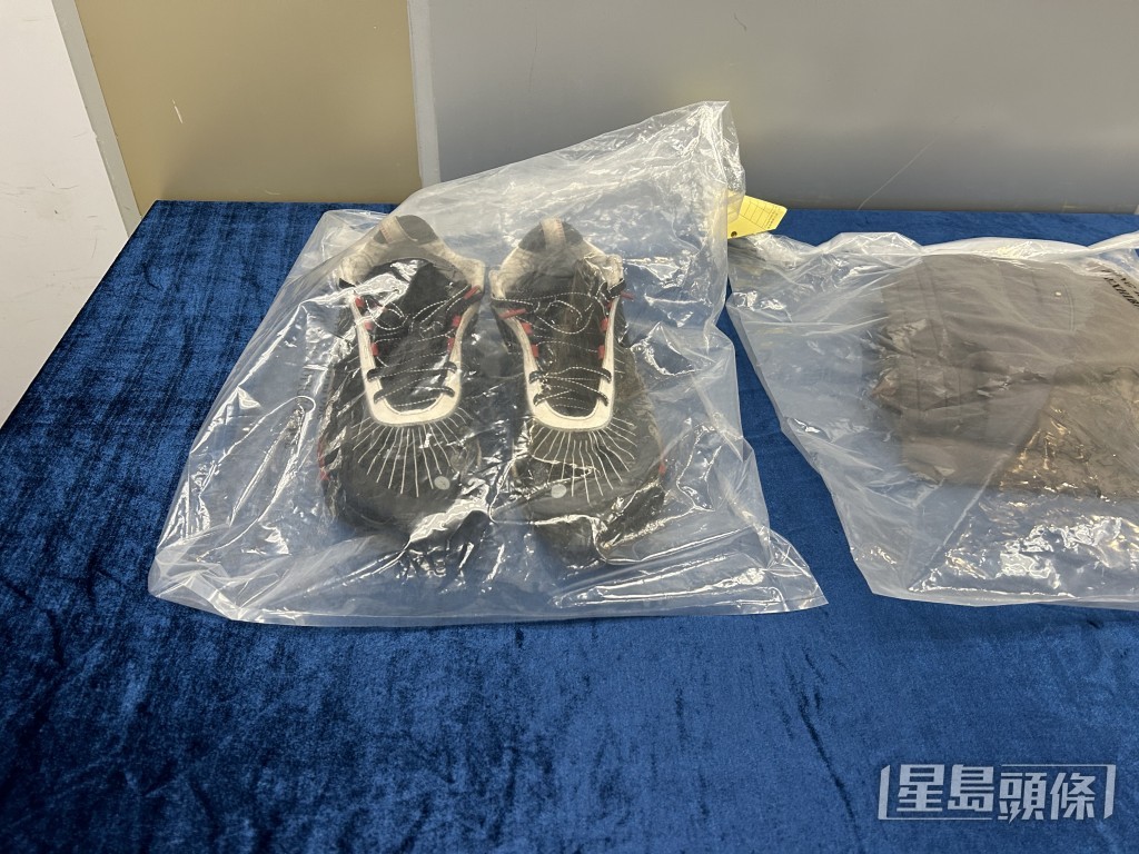 警方展示疑犯的衣物。 警方展示疑犯的衣物。