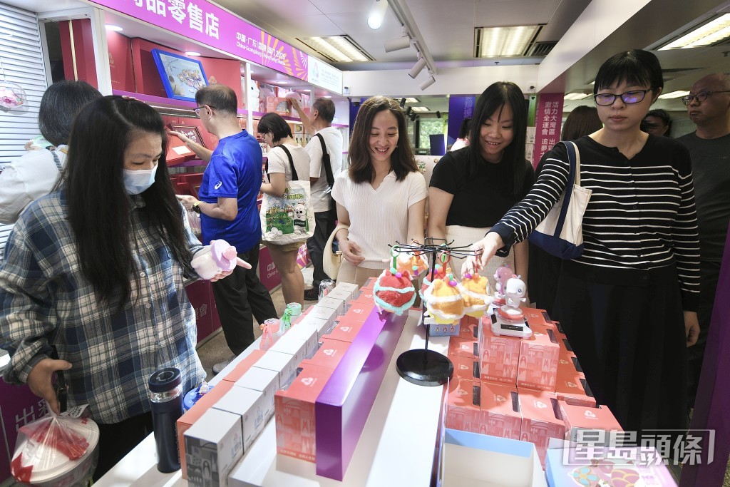午餐時間店內人頭湧湧。 午餐時間店內人頭湧湧。