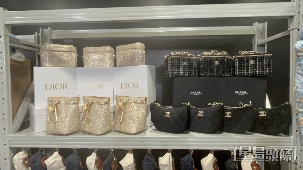 少部分為女士的冒牌手袋。