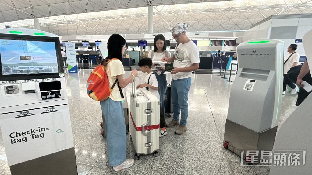 黃女士一家四口出發到沖繩。 黃女士一家四口出發到沖繩。