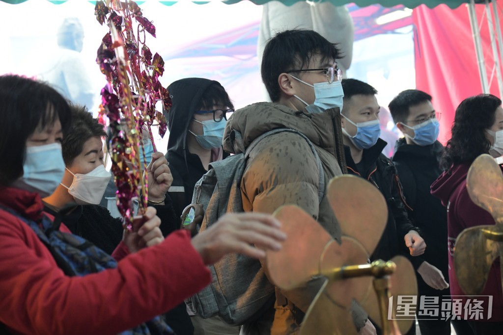 步出大殿後,善信可轉車公廟內獨有的風車祈福。資料圖片 步出大殿後,善信可轉車公廟內獨有的風車祈福。資料圖片