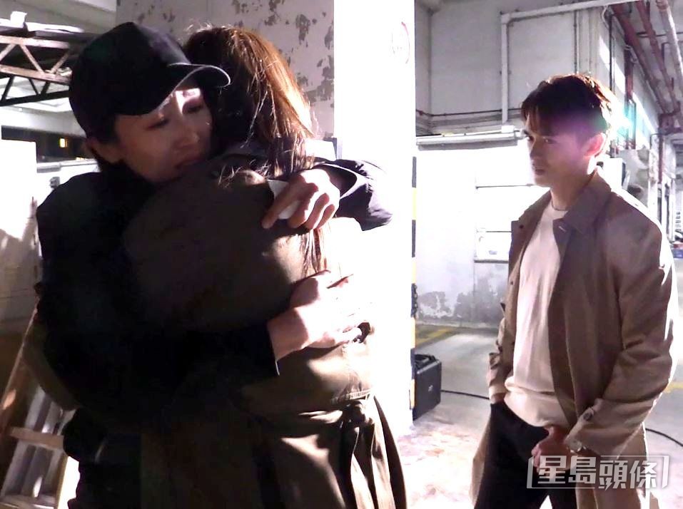 何沛珈在《非份之罪》單元「恐怖情人」中和劉佩玥孭重飛,兩人投入爆喊,cut機後仍攬住喊到收唔到聲,阮浩棕(右)在旁唔敢講嘢。 何沛珈在《非份之罪》單元「恐怖情人」中和劉佩玥孭重飛,兩人投入爆喊,cut機後仍攬住喊到收唔到聲,阮浩棕(右)在旁唔敢講嘢。
