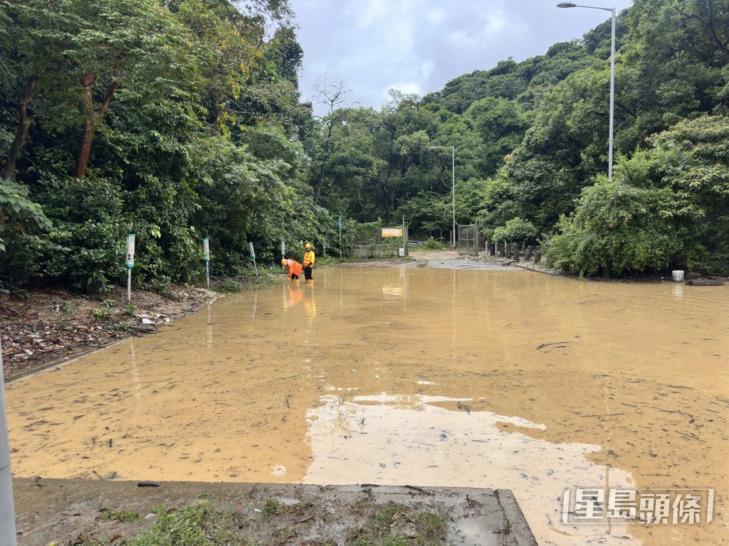 水浸車場，工人忙於清理。梁國峰攝