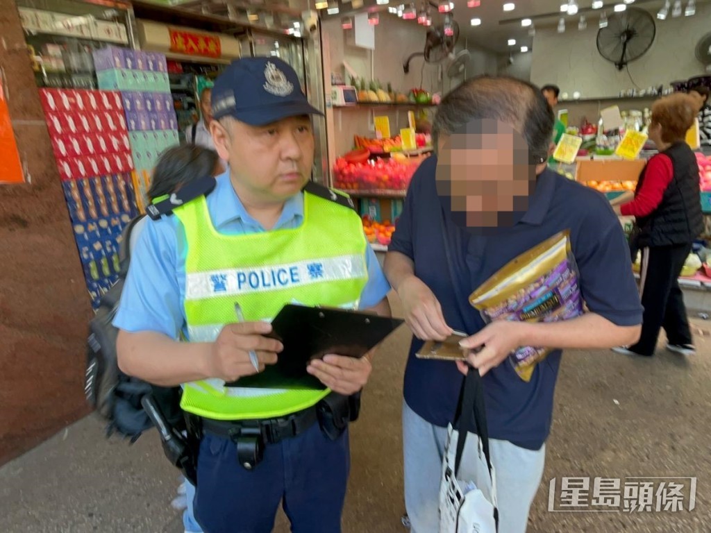 有市民打算冲灯,走出斑马线数步随即掉头,但最终仍被警告。 有市民打算冲灯,走出斑马线数步随即掉头,但最终仍被警告。