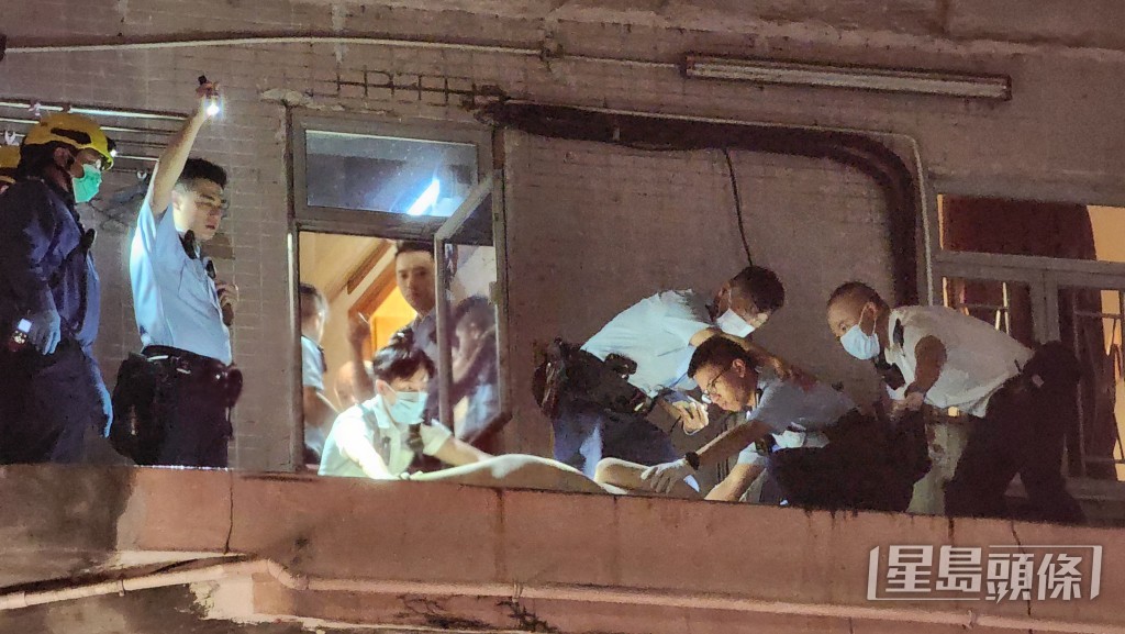 大批警員於現場調查。 大批警員於現場調查。