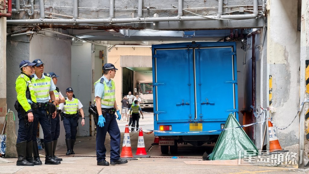 警員用綠色帳篷覆蓋遺體。