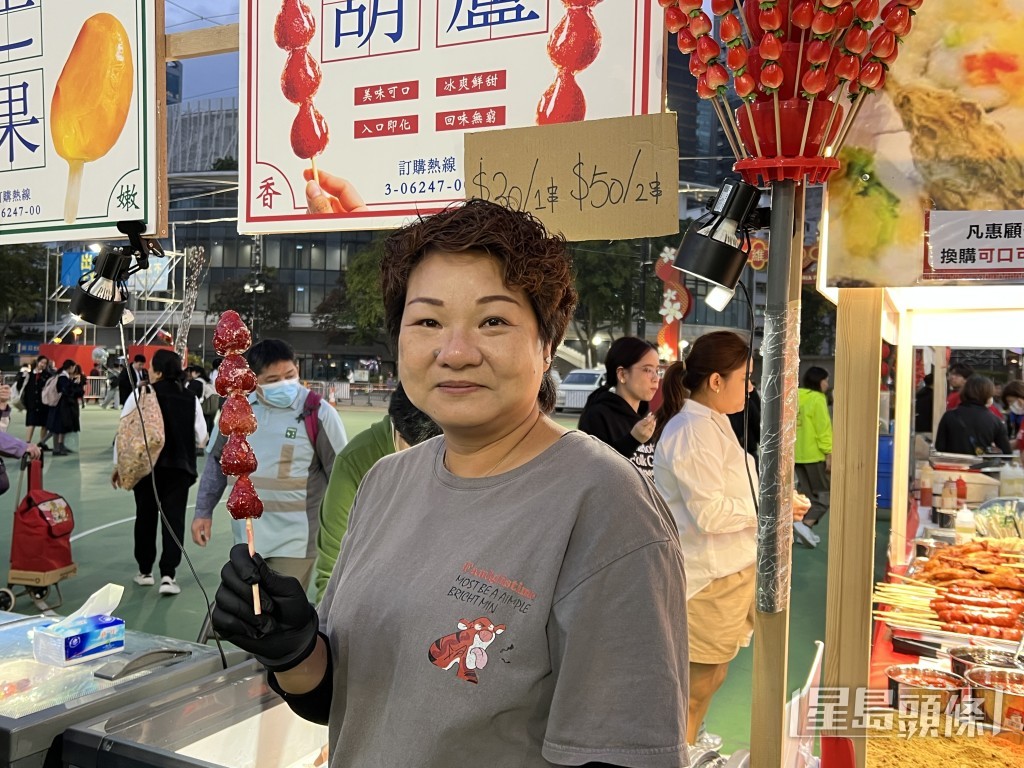 販賣冰糖葫蘆的李小姐認為不加價既符合顧客消費力,又可提高生意額。曹露尹攝 販賣冰糖葫蘆的李小姐認為不加價既符合顧客消費力,又可提高生意額。曹露尹攝