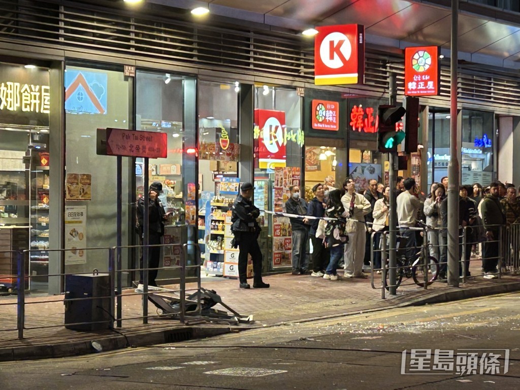 窗框被炸至變形。