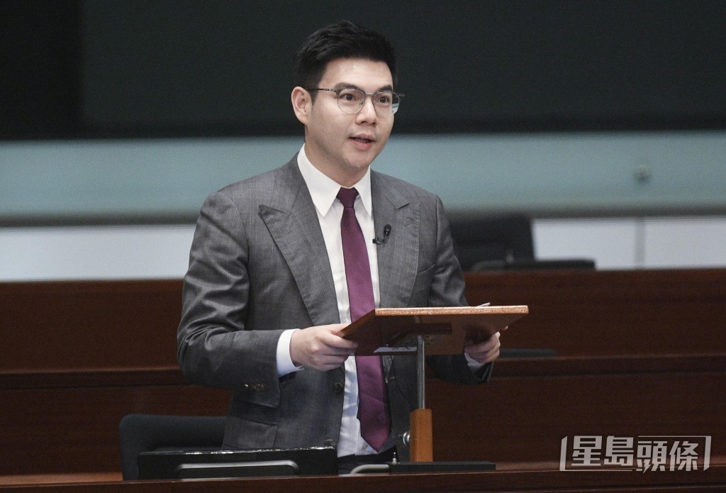 譚鎮國期望政府善用新口岸帶來的良好機遇,進一步推動「口岸經濟」發展。 譚鎮國期望政府善用新口岸帶來的良好機遇,進一步推動「口岸經濟」發展。