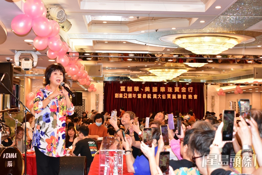 咪咪姐投入演出酒楼小舞台。