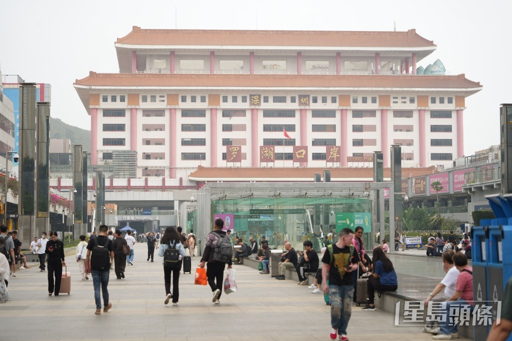清明节暂逾53万人次出入境,逾5.3万人经罗湖口岸北上。资料图片 清明节暂逾53万人次出入境,逾5.3万人经罗湖口岸北上。资料图片