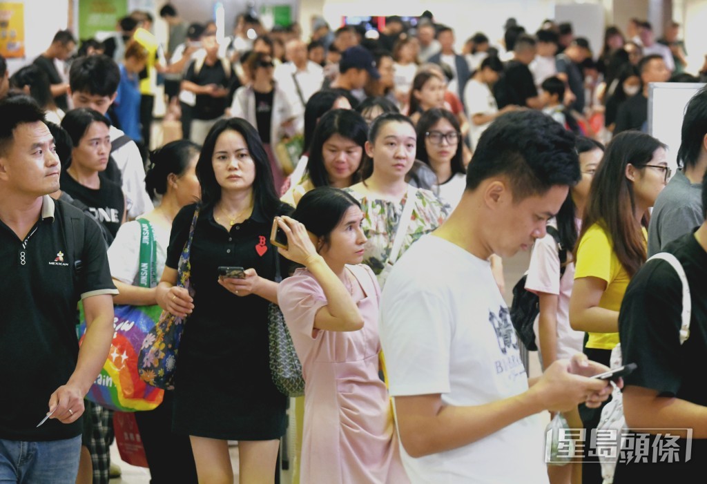 十一國慶日，羅湖口岸人潮。何健勇攝