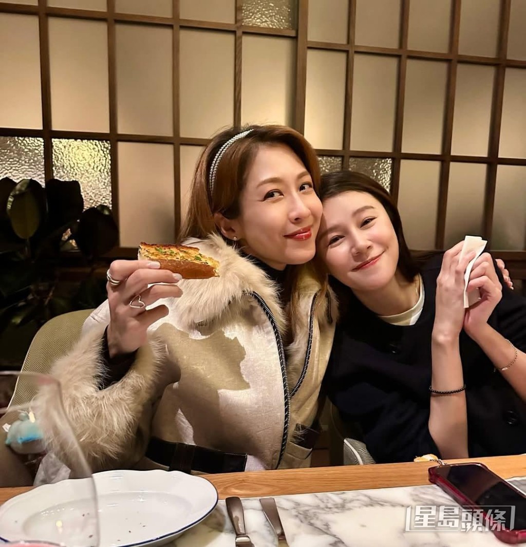 陳敏之向新手媽媽黃翠如傳授育嬰心得。 陳敏之向新手媽媽黃翠如傳授育嬰心得。
