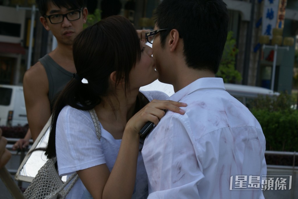 馬浚偉曾拍攝TVB劇集《誘情轉駁》於澳門取外景，當時陳法拉感激馬浚偉幫她逃生向他獻吻。