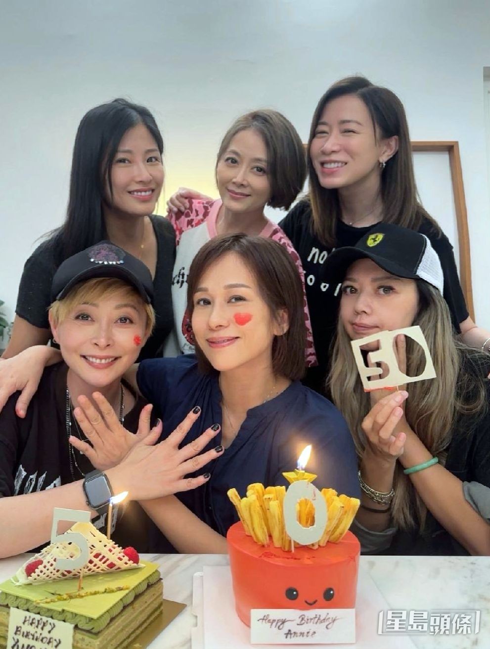 周家蔚早前為「七魔女」成員文頌嫻慶祝50歲生日。