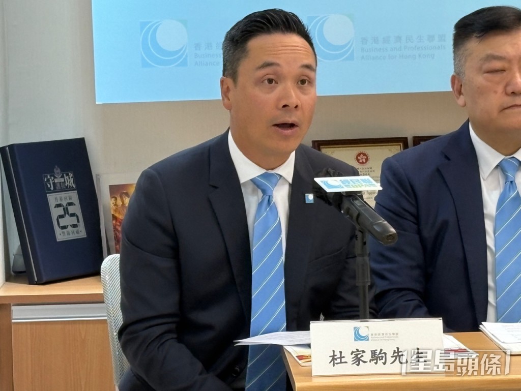 杜家驹建议设立《国外华侨来往内地通行证》，让更多海外华侨能更便利地往来内地。