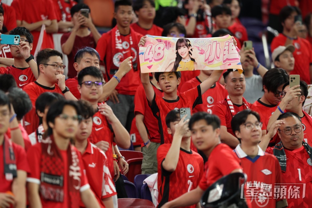 大批球迷穿著港隊波衫撐港隊。