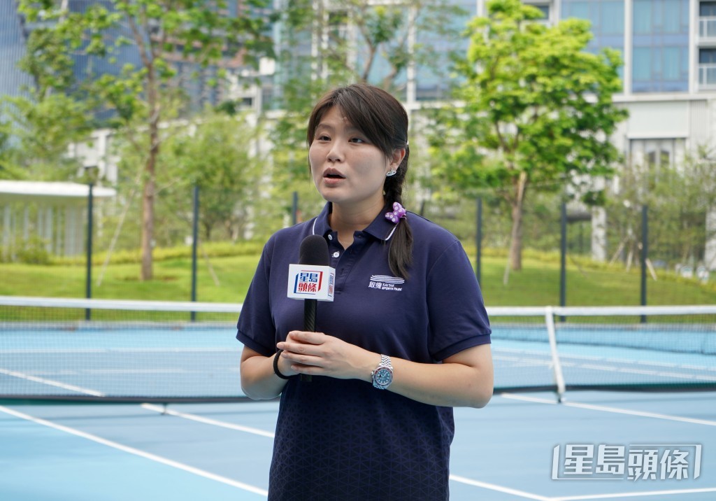啟德體育園項目經理（設計管理）周雅棋逐一介紹園區新設施。