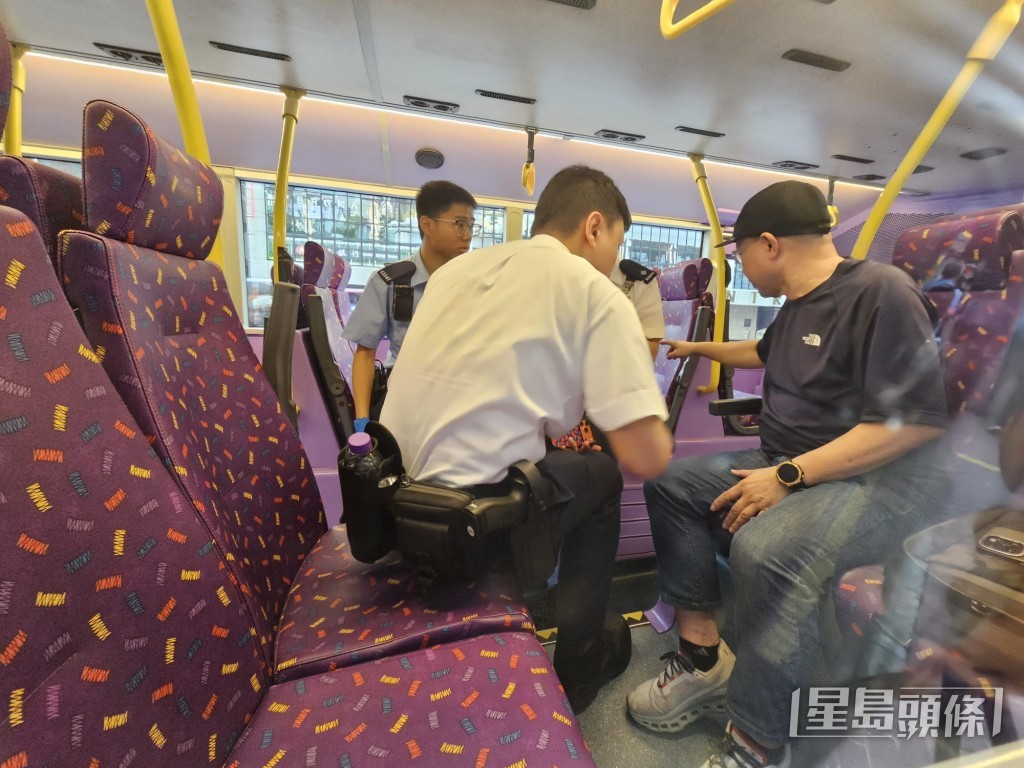 警員向發現刀片的乘客了解案情。