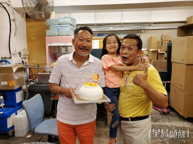 好友黃文標任職銷售部。 好友黃文標任職銷售部。