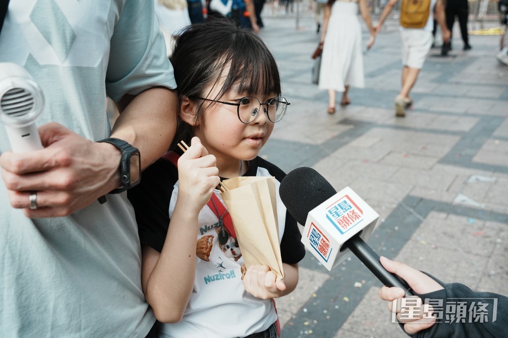 黎小朋友稱過程很熱鬧,很開心。 黎小朋友稱過程很熱鬧,很開心。