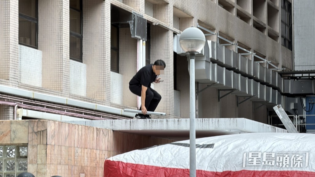 男子最終放下角鐵。 男子最終放下角鐵。